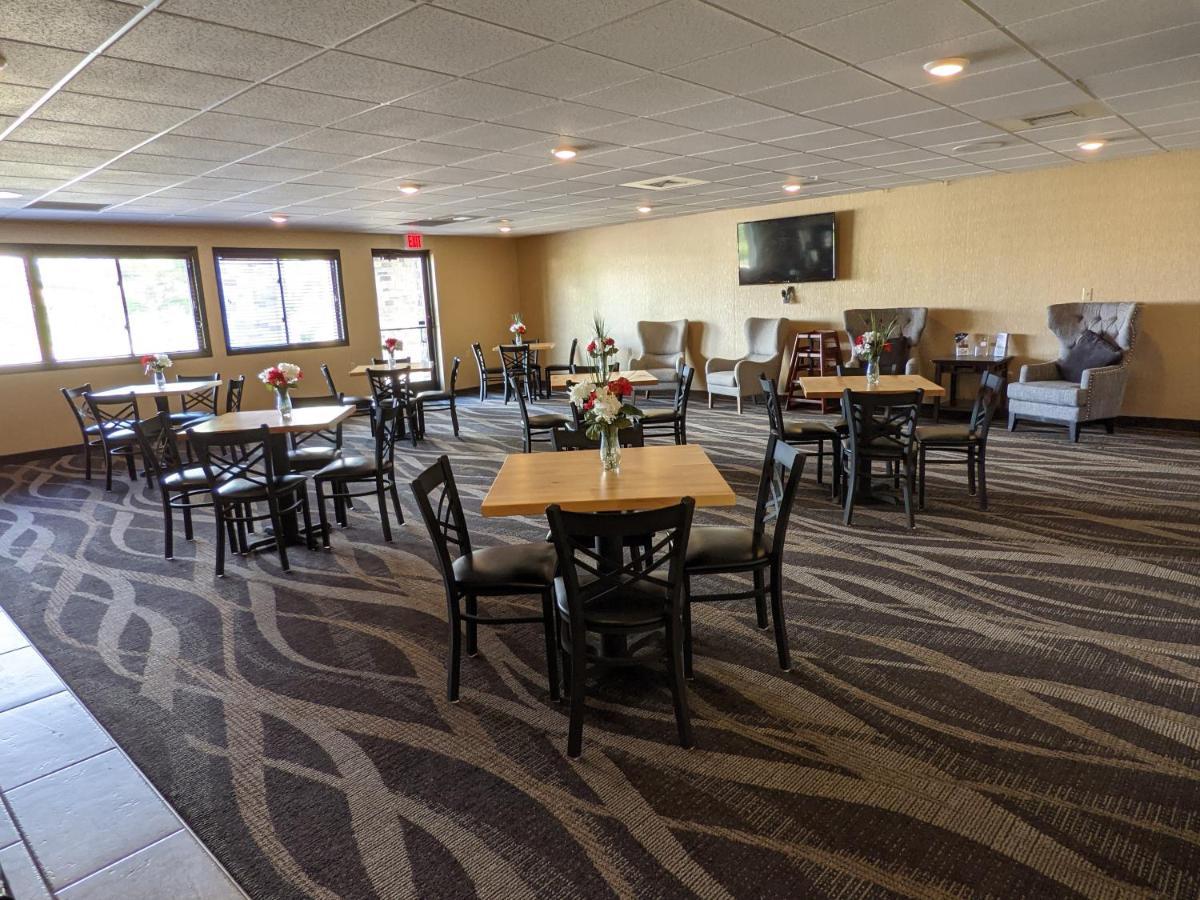 Cobblestone Inn & Suites - Merrill Exteriör bild