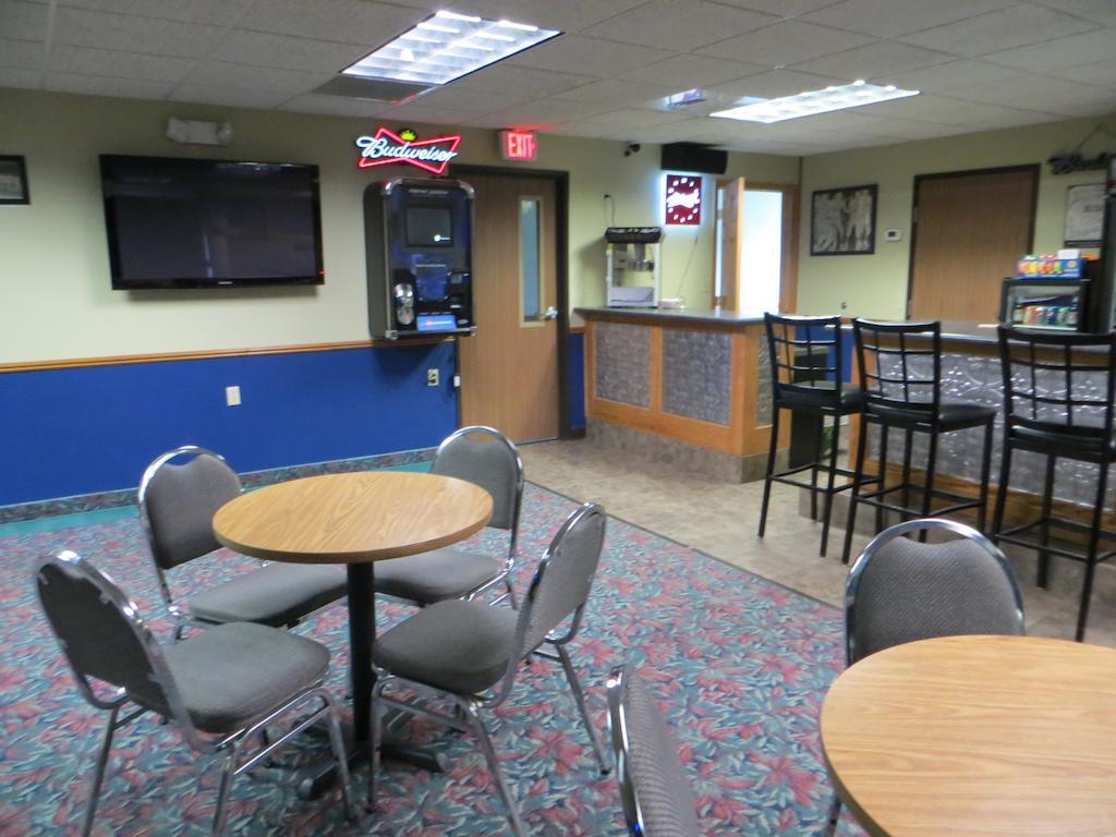 Cobblestone Inn & Suites - Merrill Exteriör bild