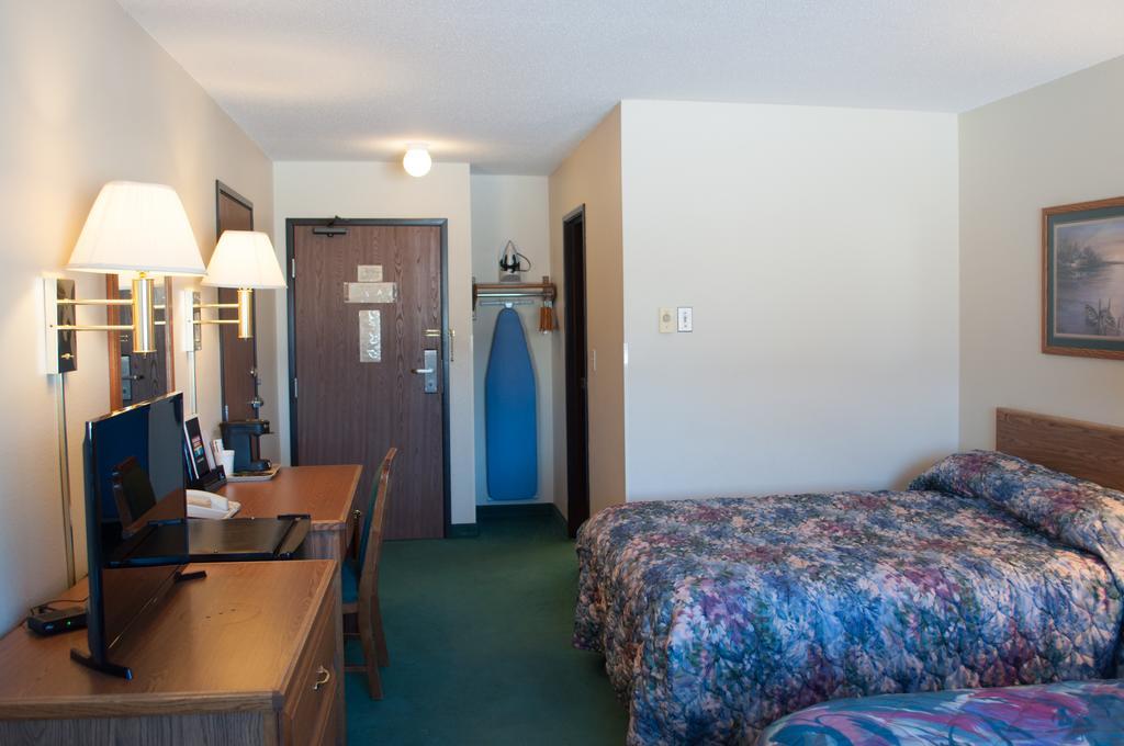 Cobblestone Inn & Suites - Merrill Exteriör bild