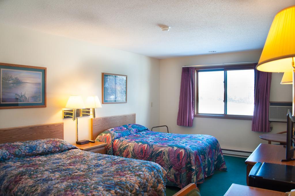 Cobblestone Inn & Suites - Merrill Exteriör bild
