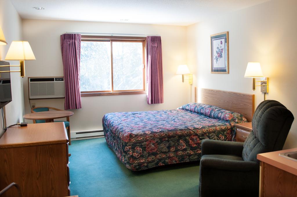 Cobblestone Inn & Suites - Merrill Exteriör bild