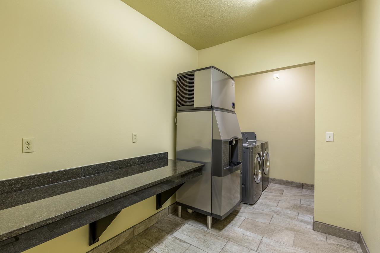 Cobblestone Inn & Suites - Merrill Exteriör bild